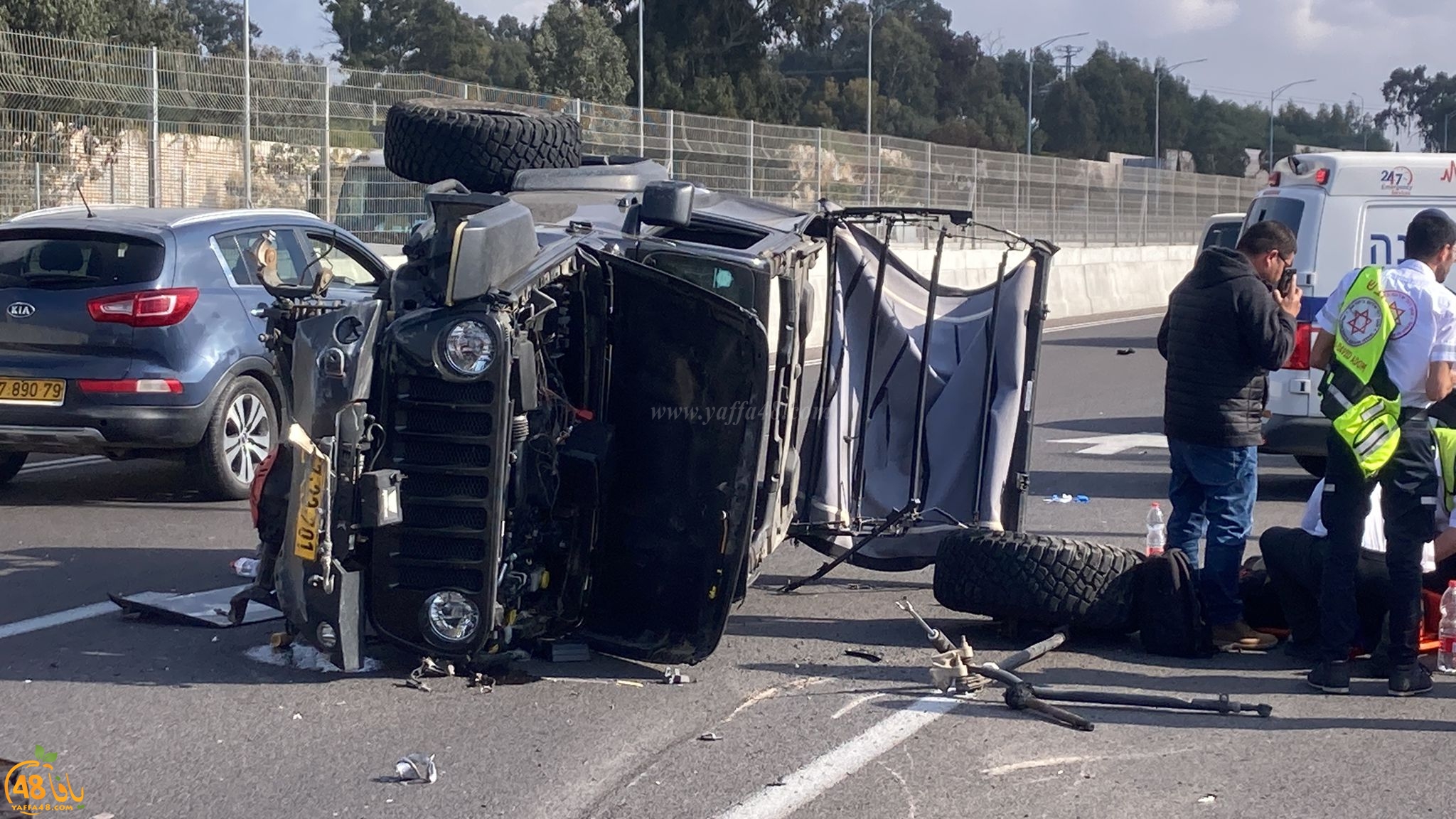  اصابة متوسطة لشخص بحادث طرق وانقلاب مركبة قرب الرملة